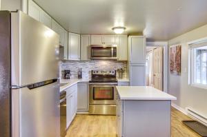 A cozinha ou cozinha compacta de Modern Lower-Level Apt about 4 Mi to UW Bothell!