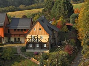 uma vista aérea de uma casa com um telhado laranja em Holiday home Goßdorf em Hohnstein