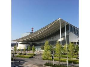 ein großes Gebäude mit pyramidenförmigem Dach in der Unterkunft Hotel Tetora Makuhari Inagekaigan - Vacation STAY 91509v in Chiba