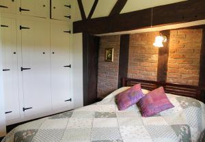 1 dormitorio con 1 cama y 2 armarios blancos en Cider Press, en Hereford