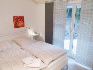 um quarto com uma cama com duas toalhas em Holiday home Falkenweg em Holm Seppensen