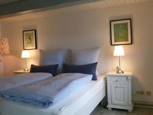 een slaapkamer met 2 bedden en 2 lampen bij Stadthaus Emmy Marxen in Schleswig