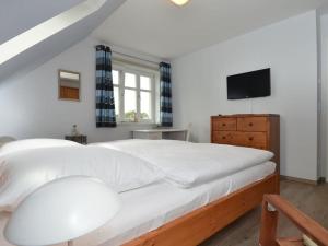 Ένα ή περισσότερα κρεβάτια σε δωμάτιο στο Holiday Home Rügen with Sauna and Garden