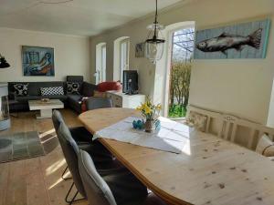 sala de estar con mesa de madera y comedor en Holiday home Rike, en Emmelsbüll-Horsbüll