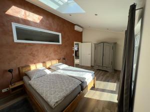 - une chambre avec un lit et une télévision à écran plat dans l'établissement Königsgut Emmericher Eyland, à Kalkar