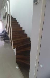 - un escalier en bois dans le salon dans l'établissement Apartamento de 2 pisos en Porlamar, à Porlamar