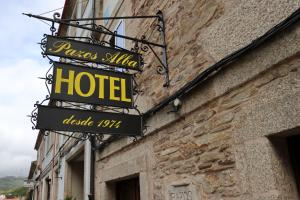 una señal para un hotel al lado de un edificio en Hotel Pazos Alba, en Santiago de Compostela