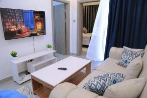 sala de estar con sofá y mesa de centro en Valley Heights Apartment, en Nairobi