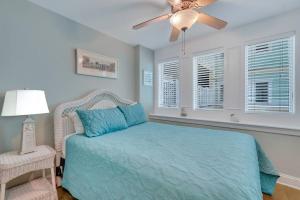 Postel nebo postele na pokoji v ubytování Tybee Dream: 2 Bed 2 Bath Condo w/ rooftop Pool + 25 fotografií