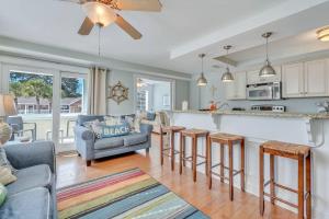 Posezení v ubytování Tybee Dream: 2 Bed 2 Bath Condo w/ rooftop Pool