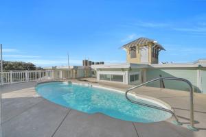 Bazén v ubytování Tybee Dream: 2 Bed 2 Bath Condo w/ rooftop Pool nebo v jeho okolí