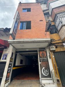 um edifício com uma garagem com uma placa de hotel em HOTEL SELECT em Medellín