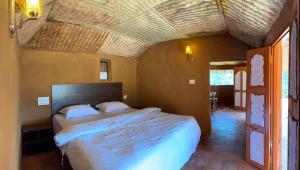 Vattavada的住宿－EUCALIA GLAMPS- VATTAVADA，一间卧室,卧室内配有一张大床