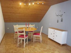 a dining room with a table and chairs at Landau Lieblingsplatz in Bad Arolsen