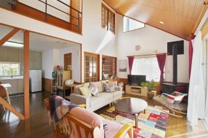 sala de estar con sofá y mesa en VILLENTFujimiHiekawa - Vacation STAY 93591v en Izu