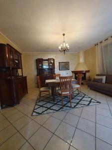 een woonkamer met een tafel en stoelen en een bank bij Villino Lucy centro paese in Vetralla