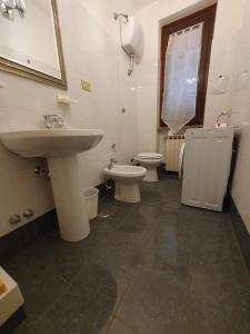 uma casa de banho com um lavatório e um WC em Villino Lucy centro paese em Vetralla