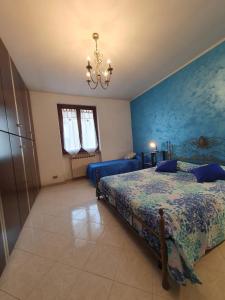 韋特拉拉的住宿－Villino Lucy centro paese，一间卧室配有一张床和一个吊灯