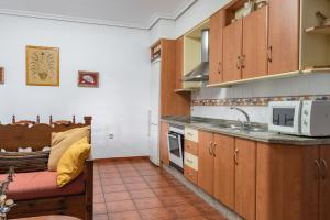 a kitchen with a sink and a microwave at Calar de la Sima in Yeste
