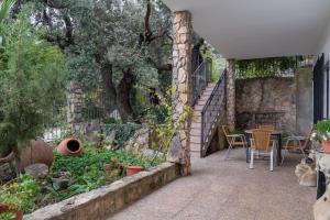 un patio con mesa, sillas y un árbol en Calar de la Sima, en Yeste