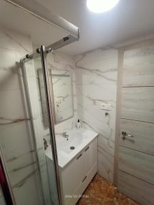 een witte badkamer met een wastafel en een douche bij Apartamento MIRAMAR in Torrevieja