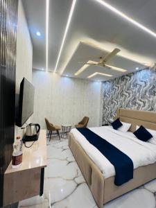 Postel nebo postele na pokoji v ubytování Crescent Inn