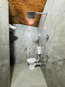 Vattavada的住宿－EUCALIA GLAMPS- VATTAVADA，一间位于客房内的白色卫生间的浴室