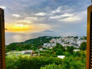 uma vista para uma cidade com um arco-íris no céu em Agriturismo del Sole em Anacapri