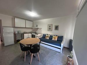 a small apartment with a table and a couch at La Juana in Esquel