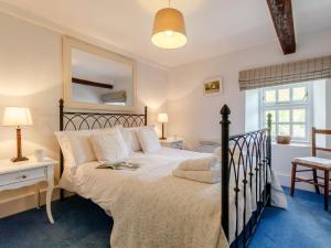 Un pat sau paturi într-o cameră la 3 Bed in Talybont-on-Usk BN351