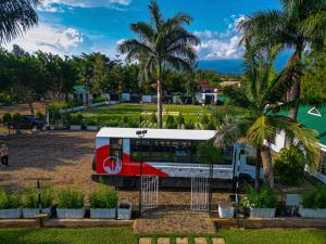 un autobús estacionado en un parque con palmeras en Njiro Climax en Arusha