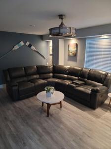 uma sala de estar com um sofá de couro e uma mesa em A Little Piece of Heaven em Marathon