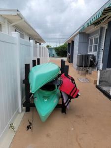 ein grünes Boot auf der Seite eines Hauses in der Unterkunft A Little Piece of Heaven in Marathon