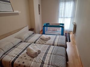 1 dormitorio con 2 camas con almohadas en Verarlanza en Lerma