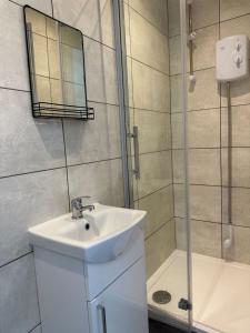 Koupelna v ubytování Carmen Sylva Studio flat Llandudno sea front F7 + 28 fotografií