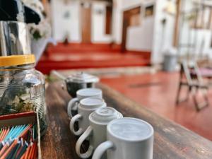 una fila di tazze di caffè sedute su un tavolo di Casa Cusco guest house a Cuzco