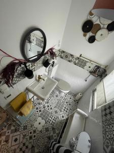 an overhead view of a bathroom with a sink and a mirror at DW_Bungalow am schönen Badesee Grünewalder Lauch in Lauchhammer