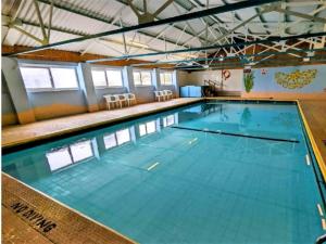duży basen z niebieską wodą w obiekcie 2 Bed in Gower 81463 w mieście Knelston