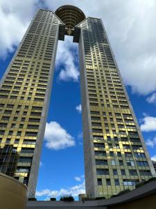 un edificio alto con un cielo azul en el fondo en Floor 32! INTEMPO Luxury, en Benidorm