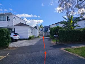 una calle con marcadores naranjas en una entrada en Vegans on Lillington en Auckland