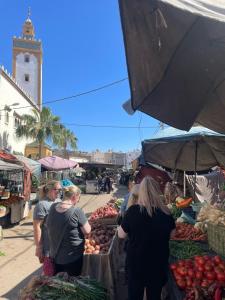 kasbah souss cooking في أغادير: مجموعة من الناس تقف في سوق خارجي