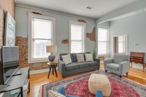 Posezení v ubytování Downtown Hot Springs Condo Near Bathhouse Row!