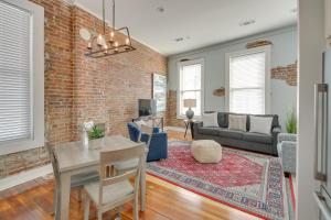 Posezení v ubytování Downtown Hot Springs Condo Near Bathhouse Row! + 16 fotografií