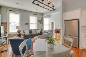 Posezení v ubytování Downtown Hot Springs Condo Near Bathhouse Row!