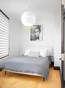 1 dormitorio con 1 cama con cabecero blanco y negro en Luxurious Modern Royalty in Plateau Mont-Royal - 3, en Montreal