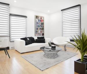 sala de estar con sofá blanco y mesa en Luxurious Modern Royalty in Plateau Mont-Royal - 3, en Montreal