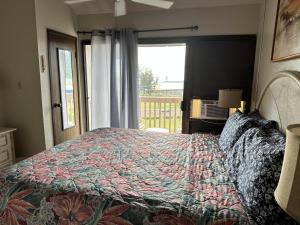 Un dormitorio con una cama grande y una ventana en Banyan Harbor K132 At Kalapaki Beach Condo, en Lihue