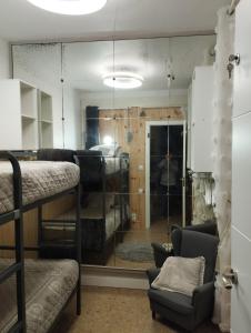 Postel nebo postele na pokoji v ubytování PETITE CHAMBRE D'HÔTES LITS SUPERPOSES avec SALLE DE BAINS PRIVEE CHEZ CATHERINE A REUS