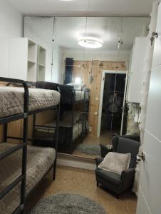 Postel nebo postele na pokoji v ubytování PETITE CHAMBRE D'HÔTES LITS SUPERPOSES avec SALLE DE BAINS PRIVEE CHEZ CATHERINE A REUS + 5 fotografií