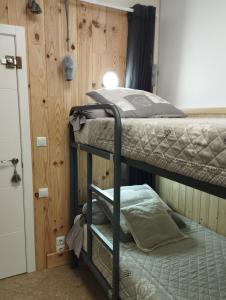 Postel nebo postele na pokoji v ubytování PETITE CHAMBRE D'HÔTES LITS SUPERPOSES avec SALLE DE BAINS PRIVEE CHEZ CATHERINE A REUS